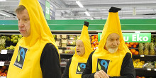 Kolme banaanipukuun pukeutunutta miestä Prismassa.
